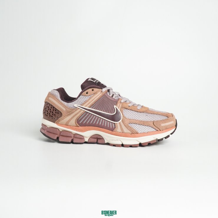 T826CS32 - NIKE VOMERO 5 DUSTED CLAY FB - 40,5