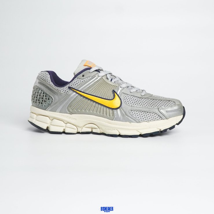 T926CS83 - NIKE VOMERO 5 PURE PLATINUM LASER ORANGE - 40