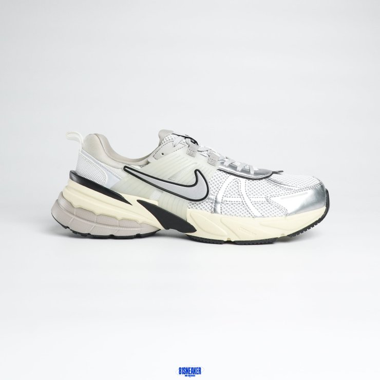 1026CS167 - NIKE V2K METALLIC SILVER LN - 44.5